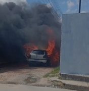 Carro pega fogo e mobiliza Corpo de Bombeiros na Travessa Guarani, em Penedo