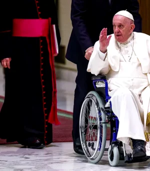 Papa usa cadeira de rodas em público pela primeira vez após crise de dores no joelho