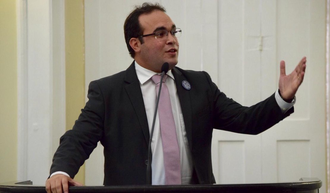 Deputado diz que Governador 'calçou as sandálias da humildade' 
