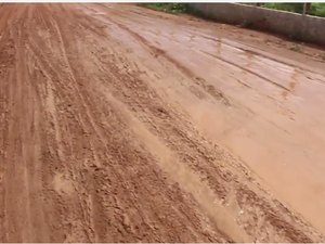 [Vídeo] Alunos reclamam de acesso precário e sujeira em prédio de faculdade 