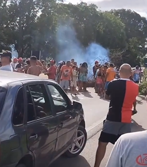 Moradores da zona rural de Atalaia protestam contra falta de água na BR-316