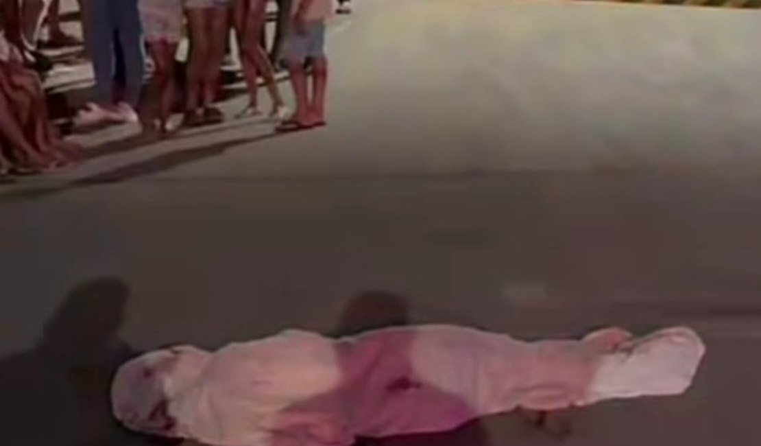 Adolescente de 15 anos é morto com tiros na cabeça no meio da rua no Jacintinho