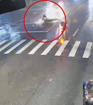 [Vídeo] Imagens de videomonitoramento mostram dinâmica de acidente que matou casal em Maceió