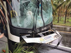 Ônibus escolar de Coruripe se envolve em acidente na AL-220 Sul