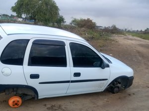 Populares encontram carro depenado no Village Campestre