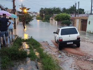 [Vídeo ] Chuvas intensas em Arapiraca alagam ruas e afetam estradas na zona rural