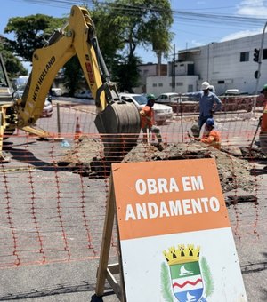 Obra emergencial de drenagem interdita via no Conjunto Murilópolis, na Serraria