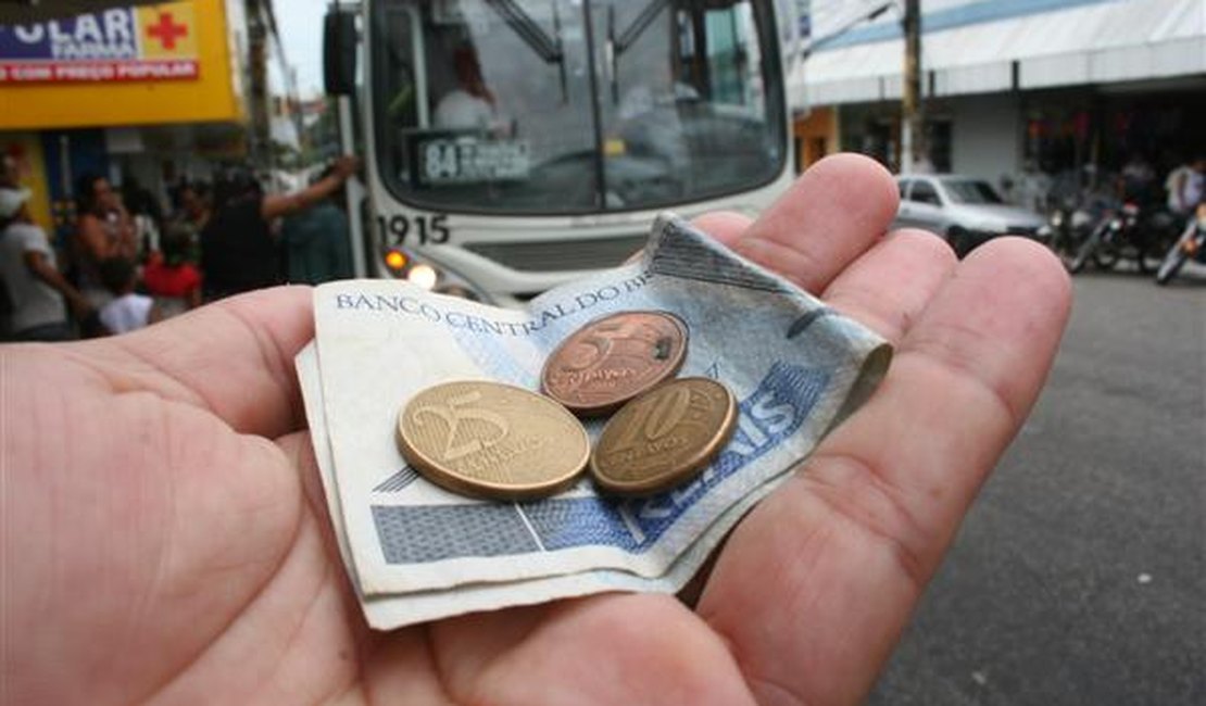 Passageiros protestam contra possível aumento da passagem de ônibus em Maceió 