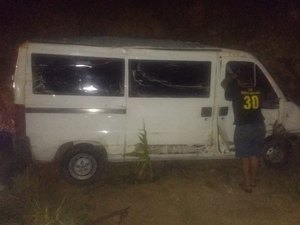Motorista de van tenta desviar de buraco na pista e acaba capotando na AL 220 