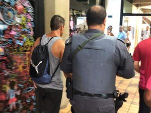 Pai flagra homem tomando banho com filho de 12 anos em vestiário de clube em SP