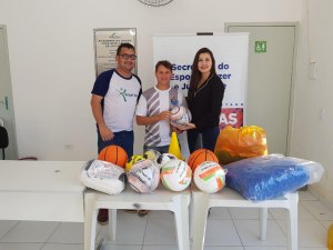 Selaj entrega kit de material esportivo em Porto Real Colégio