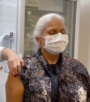 Aos 64 anos, Fafá de Belém toma 1ª dose da vacina contra covid