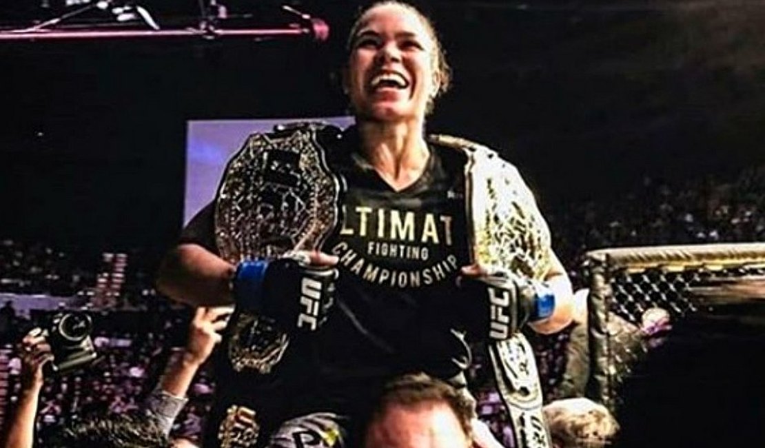 Amanda Nunes bate Cyborg e é primeira mulher a ser campeã dupla no UFC