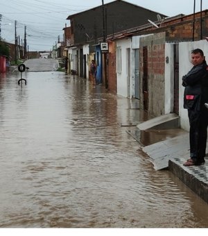 Em Penedo, chuvas provocam alagamento e derrubam telhado de residência