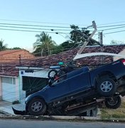 Condutor cochila e caminhonete colide contra poste em Marechal Deodoro