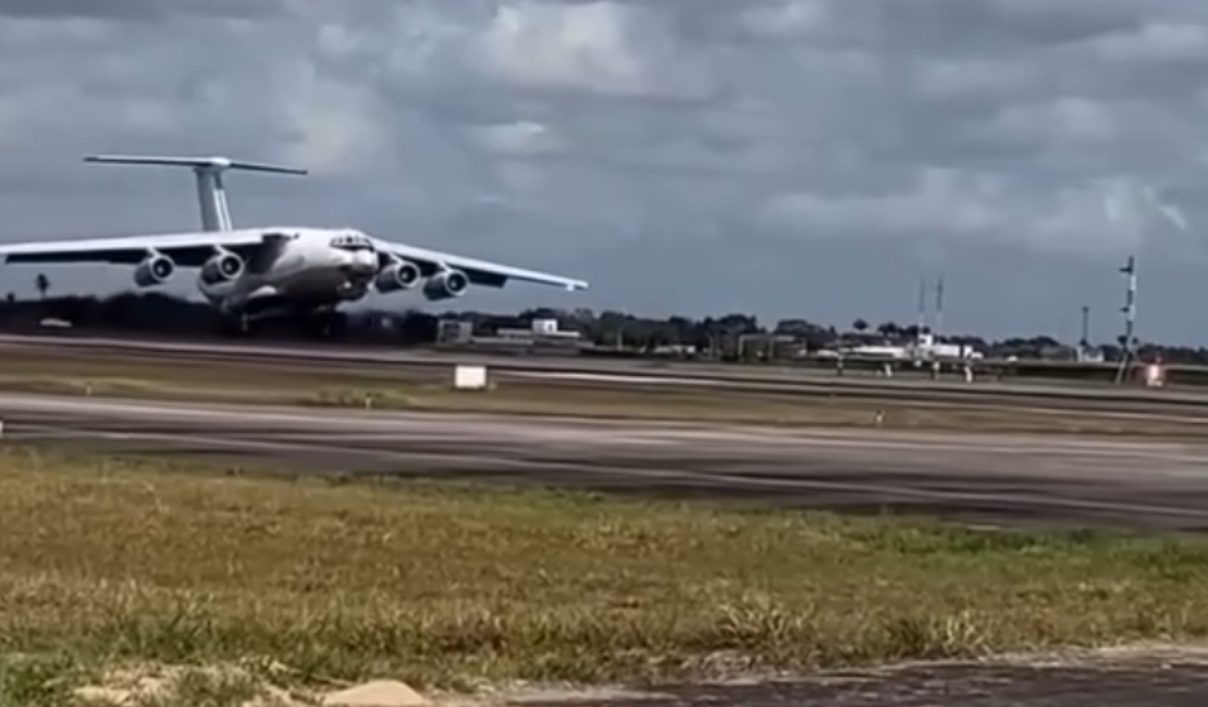 Avião cargueiro de origem soviética faz parada técnica em aeroporto de Alagoas