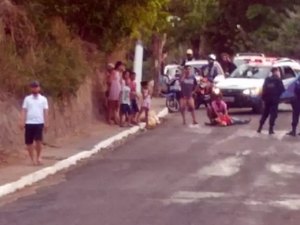 Mulher fica ferida após cair de garupa da moto, em São Miguel dos Campos