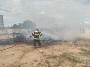 Incêndio atinge fábrica de plástico em Arapiraca