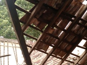 Teto de sala desaba e defesa civil interdita Escola Estadual Quintela Cavalcante
