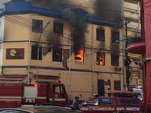 Incêndio atinge prédio na região da Rua 25 de Março, Centro de SP
