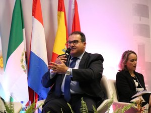 Santoro diz que aparições constantes nas redes sociais são “para população ter boas informações”