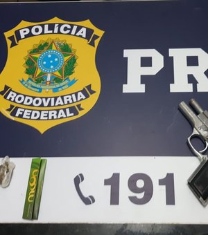 Motorista é preso com arma de fogo e droga para consumo na BR-101