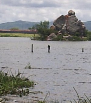 Bombeiros buscam corpo desaparecido em barragem em Delmiro Gouveia