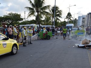 Ambulantes bloqueiam via em protesto por apreensão de mercadorias