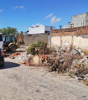 Prefeitura retira entulhos de terreno que era utilizado para descarte irregular de lixo e consumo de drogas