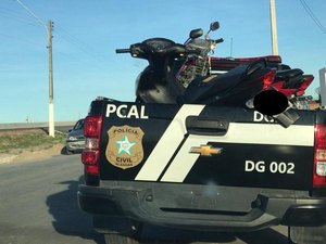 Polícia Civil prende três, apreende adolescente e recupera moto roubada