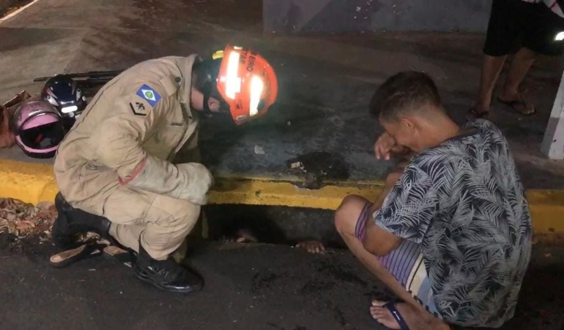 Mulher bêbada cai em bueiro ao tentar recuperar bicicleta em Tangará da Serra no Mato Grosso