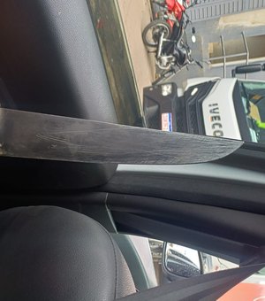 Homem é detido após ameaçar padrasto com faca em Arapiraca