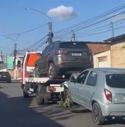 Colisão entre dois carros é registrada no bairro Santa Esmeralda, em Arapiraca