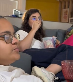 Vereadora petista assiste julgamento de Bolsonaro comendo pipoca e tomando sorvete