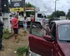 Carro de passeio é atingido por caminhão da Equatorial em rua no bairro Massaranduba