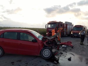 Carro bate em caminhão que transportava cana de açúcar na BR-424