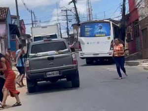 [Vídeo] Micro-ônibus da linha Rio Largo–Maceió colide com poste e deixa feridos, em Rio Largo