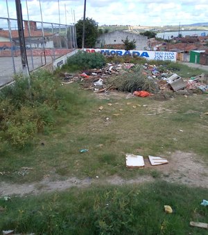 Moradores denunciam abandono de quadra esportiva no Manoel Teles