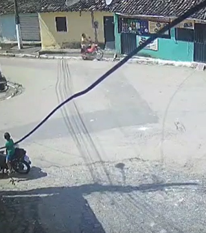 [Vídeo] Motociclista é arremessado após colisão com parede de residência em Branquinha