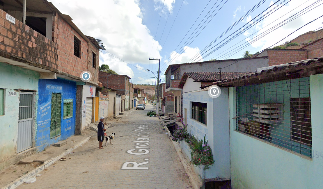 Rua é interditada após desabamento de casa no bairro do Jacintinho