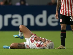Médico do Flamengo atualiza status de Arrascaeta após cirurgia na clavícula