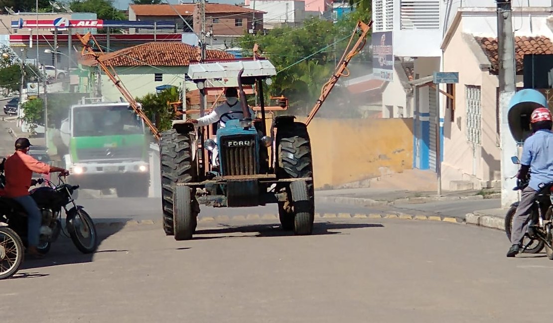 Trabalho de desinfecção de ruas continua sendo realizado em Major Izidoro