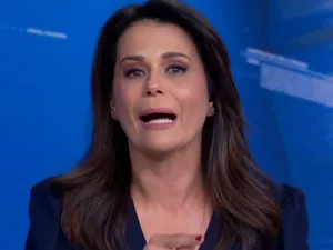 Apresentadora se emociona em forte discurso ao noticiar ataques contra mulheres