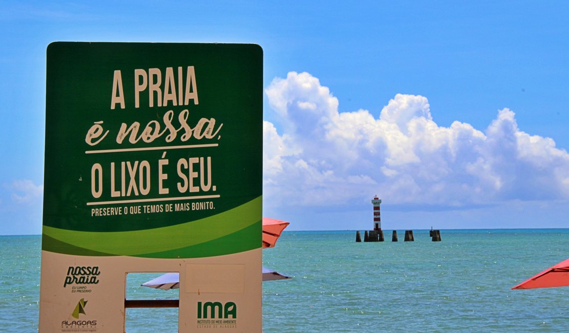 Projeto Nossa Praia mantém displays de distribuição de sacolas e recolhimento de resíduos sólidos