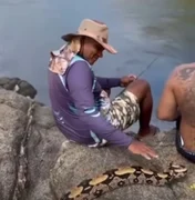 Vídeo mostra jiboia ‘acompanhando’ pescaria às margens do Rio São Francisco