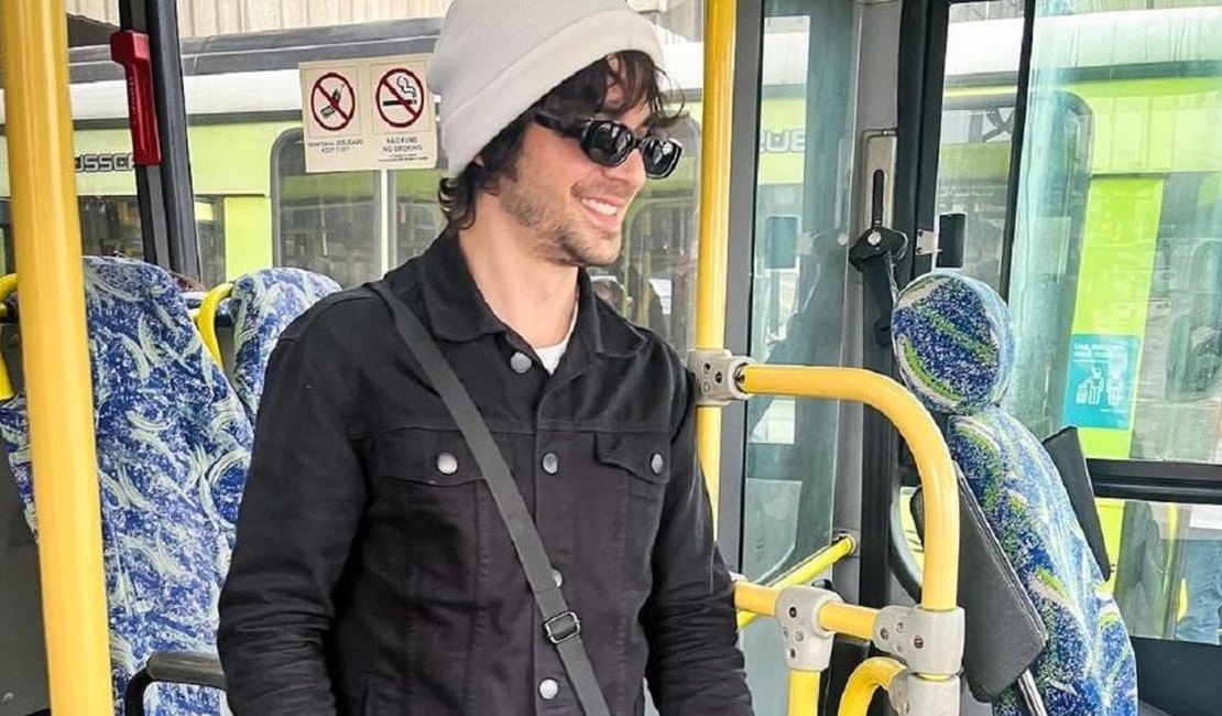 Aos 32 anos, Fiuk anda de ônibus pela 1ª vez e brinca: 'Sextou no busão'