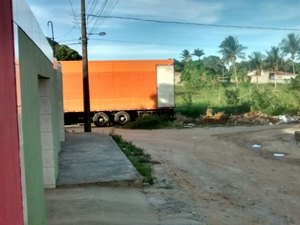Moradores flagram caminhão baú desepejando lixo em terreno de Arapiraca