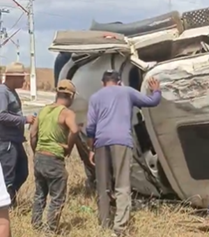 Caminhão que transportava escavadeira tomba na AL-220, em Jaramataia