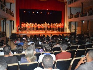 Alunos da rede municipal participam da programação de 111 anos do Teatro Deodoro