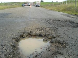 Após acidente, população reclama de rodovia esburacada e DER alega falta de recursos